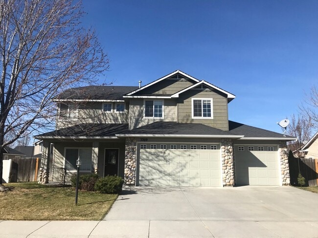 Building Photo - Meridian Charmer with 3 Car Garage, & Huge Backyard!