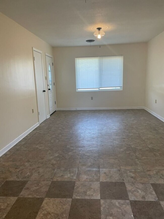Building Photo - Clean, Move in Ready 4 Bedroom Home