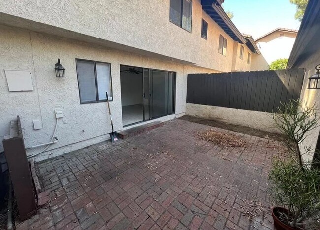 Building Photo - AVAILABLE NOW! Canyon Crest Townhome