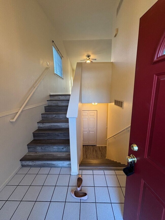 Building Photo - 726-728 E Spokane Ave