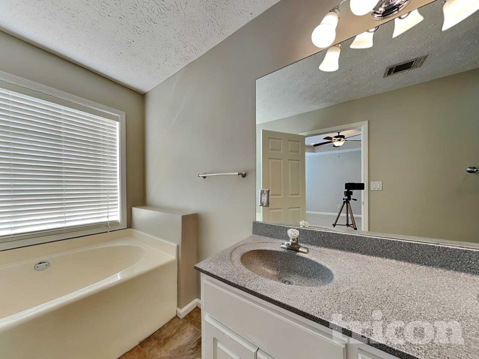 Building Photo - 2051 Meadowglen Ln