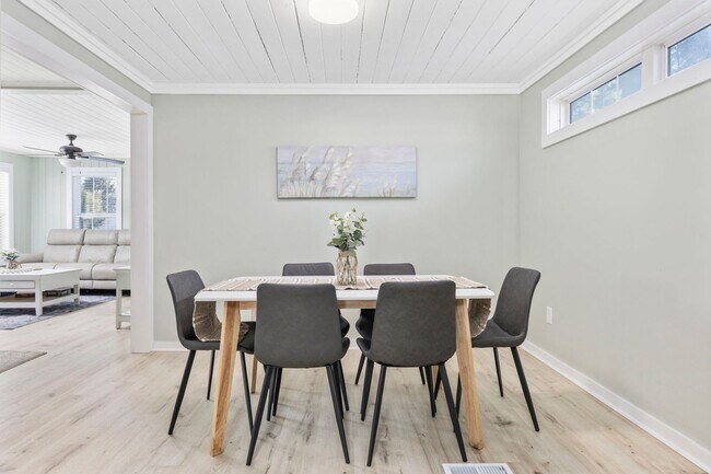 Building Photo - Gorgeous Totally Remodeled 3/2 in Garden C...