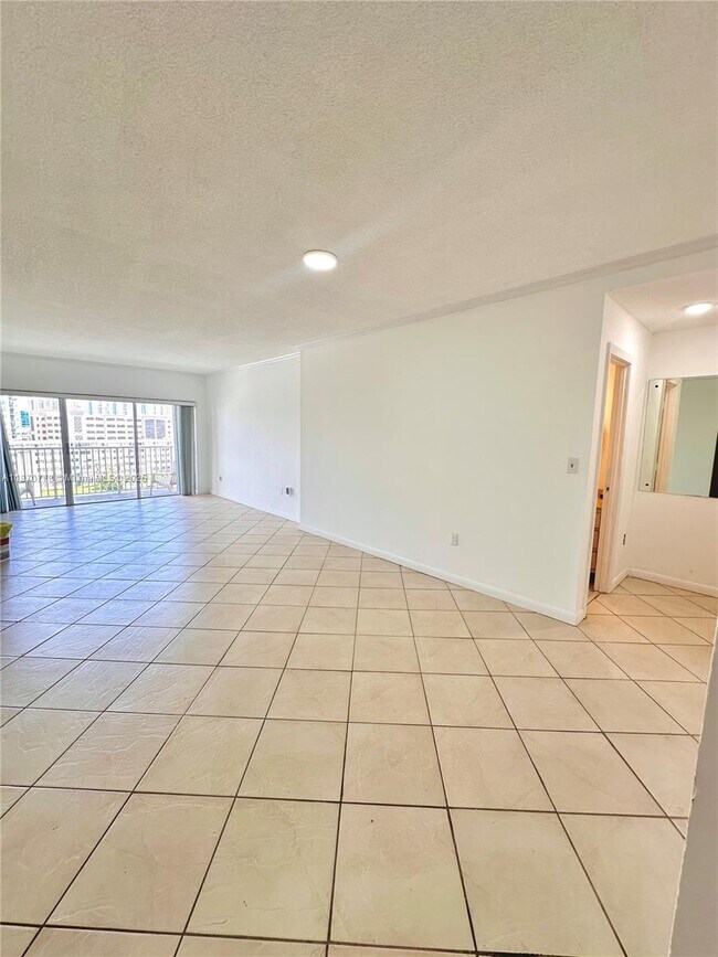 Building Photo - 300 Bayview Dr