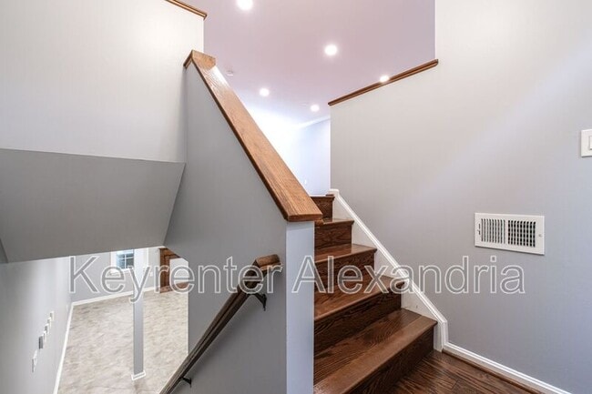Building Photo - 3818 Vermont Ct