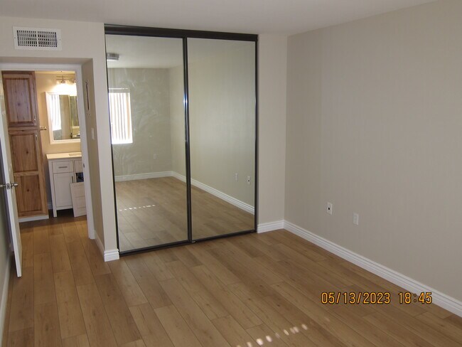 Building Photo - 3033 E Devonshire Ave