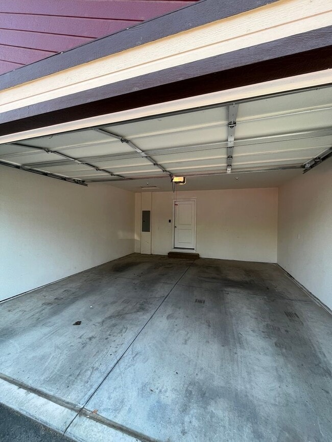 Building Photo - Beautiful Townhouse Available Mid-September