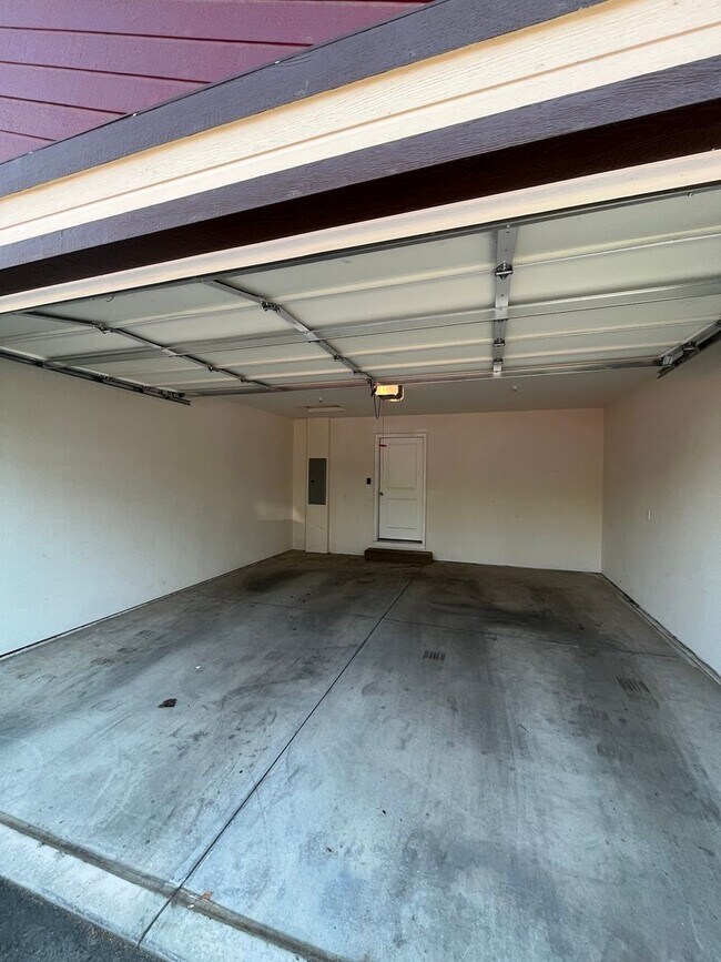 Building Photo - Beautiful Townhouse Available Now!