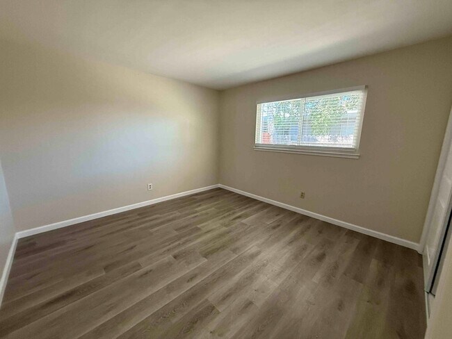 Building Photo - Great 2 Bedroom Duplex