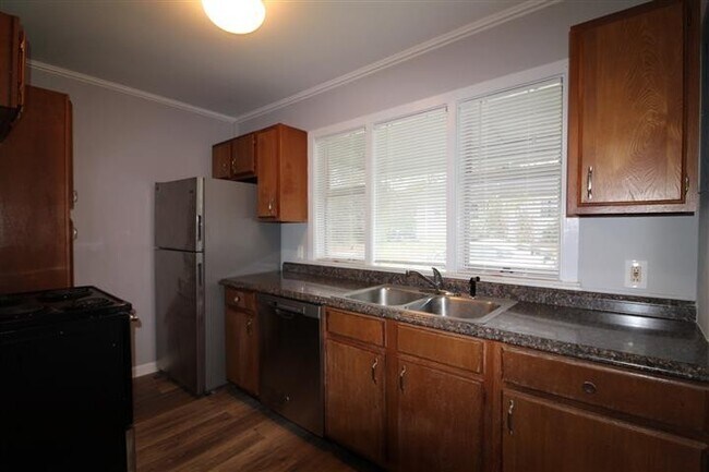 Building Photo - Absolutely adorable home in Oak Ridge