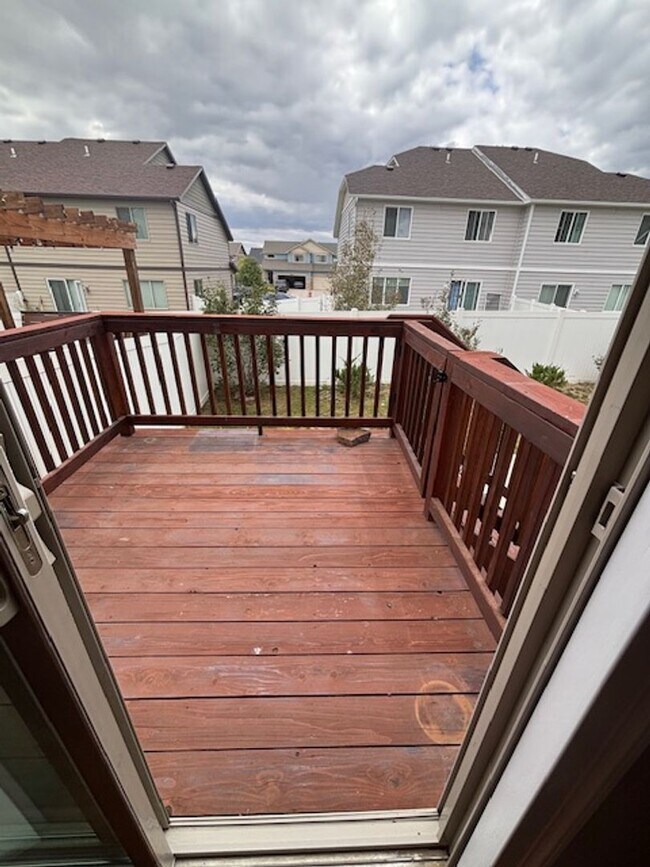 Building Photo - 4 Bedroom 3.5 Bath Townhome in Saddle Ridg...