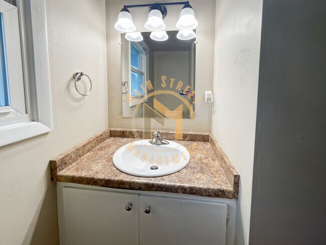 Building Photo - CENTRAL AIR! 2 Bed 1 Bath Ranch Duplex