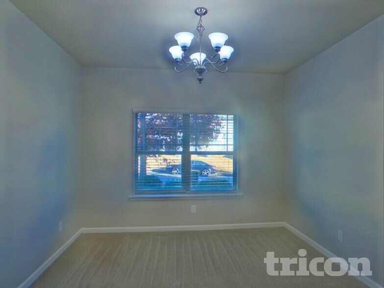 Building Photo - 207 Stillwood Dr