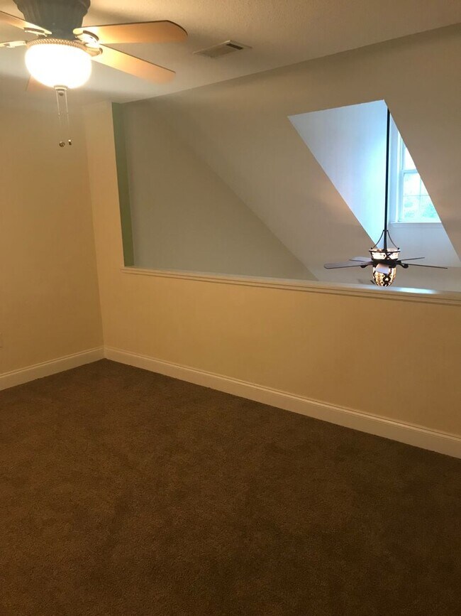 Building Photo - 3 Bedroom 2 Bath Townhome off Stevens Cree...
