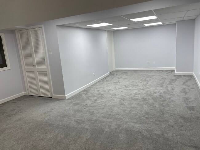 Building Photo - 1925 E Waverly Ln