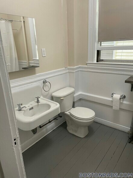 Building Photo - 78 Aldie St