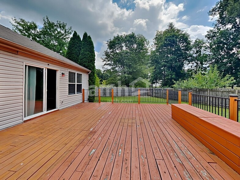 Building Photo - 5220 Bogey Dr