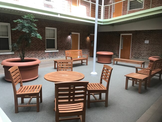 Building Photo - 315 N Spruce St