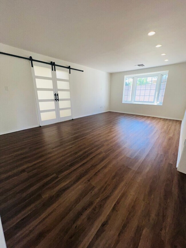 Building Photo - Spacious 3 Bedroom 2 Bath Home - Big Backyard – Simi Valley