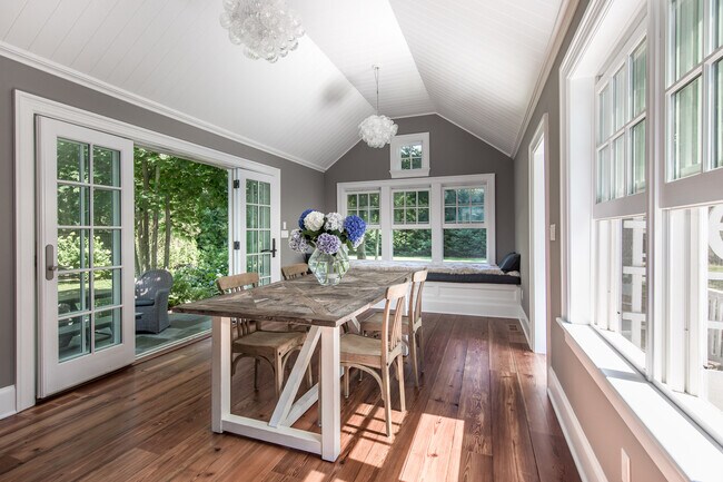 Building Photo - 274 Main St