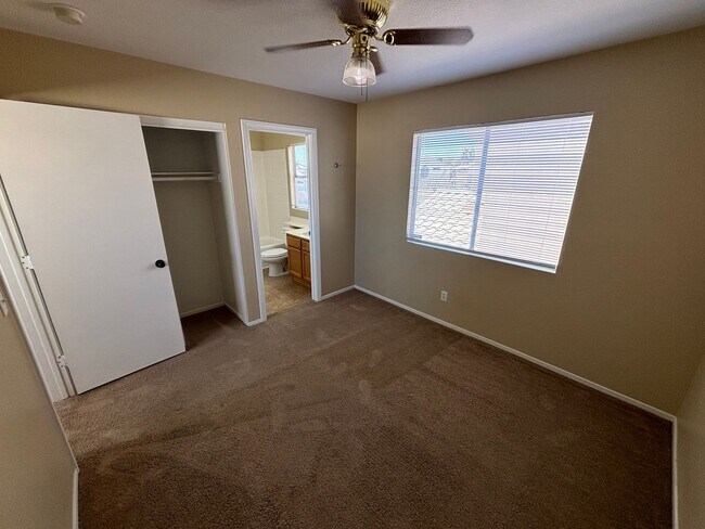 Building Photo - Gorgeous 4Bed/2Bath Home located in Sunris...