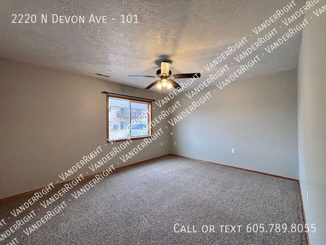 Building Photo - 2220 Devon Ave