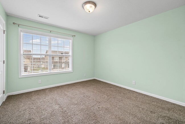 Building Photo - 2 Bedroom Condo For Rent With Community Swimming Pool!