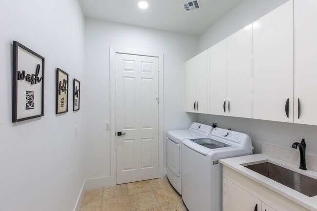 Building Photo - 2443 Players Ct