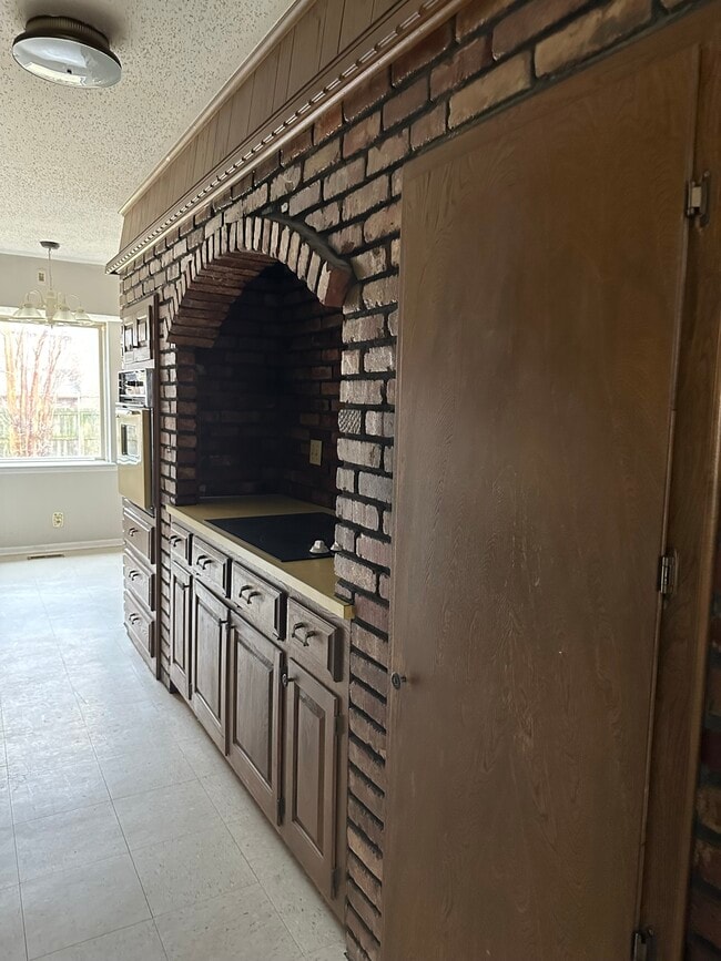 Building Photo - 6722 E 75th St S