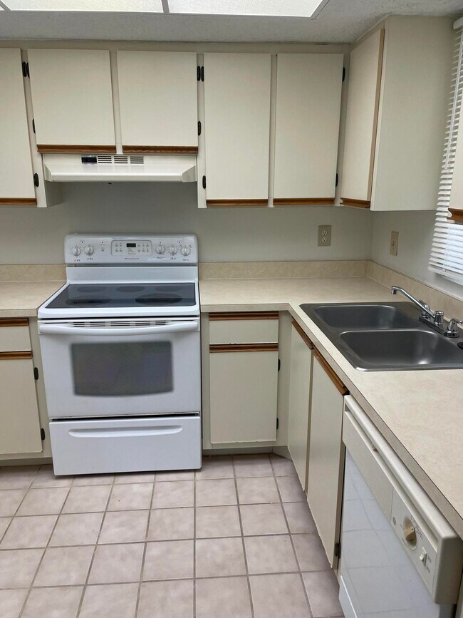 Building Photo - 1550 SE Royal Green Cir