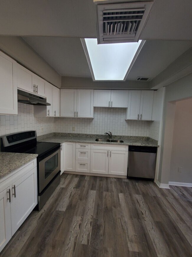 Building Photo - Large 3bdrm/2bath Home with garage & carpo...