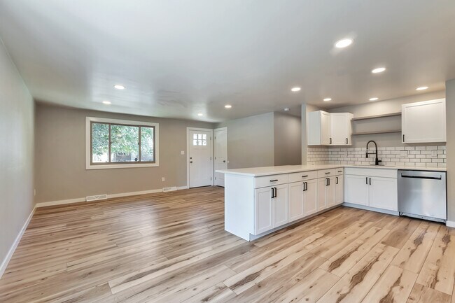 Welcome home! - 10 S Busch Ln