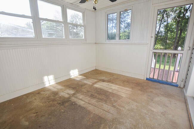 Building Photo - Pet Friendly Three Bedroom with Bonus!