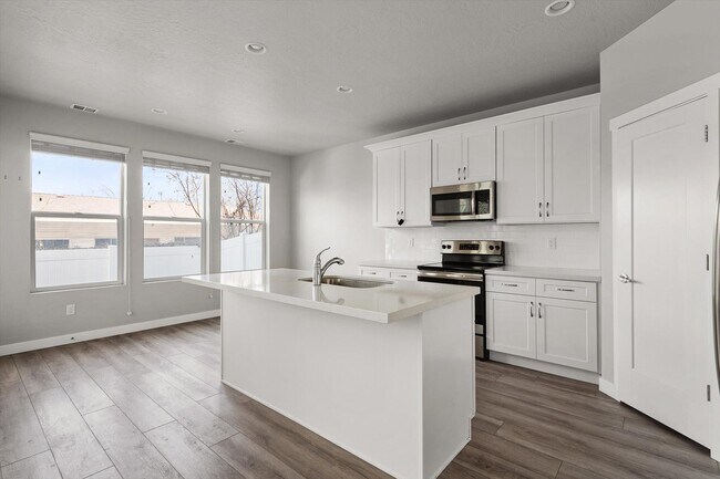 Building Photo - 721 E Zekes Ct