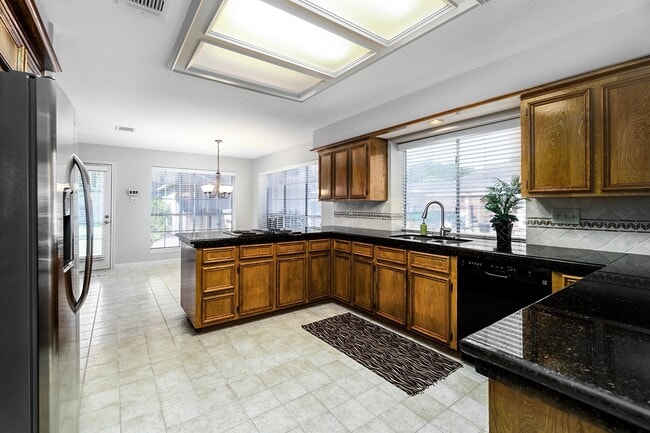 Building Photo - 15406 Greenleaf Ln
