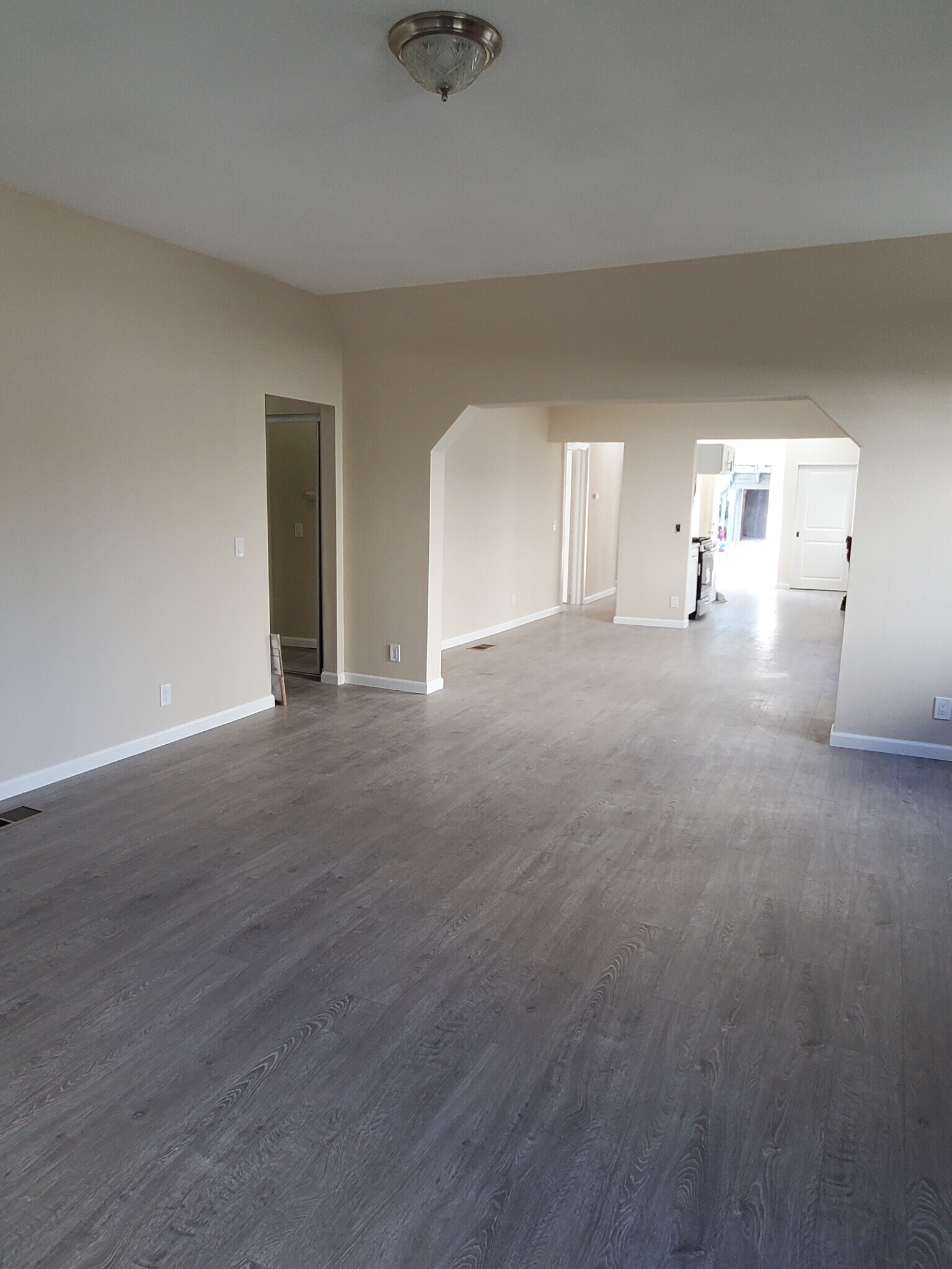 Building Photo - 947 S Sycamore Ave