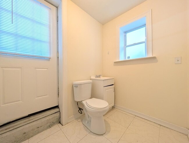 Building Photo - 246 Whiton St