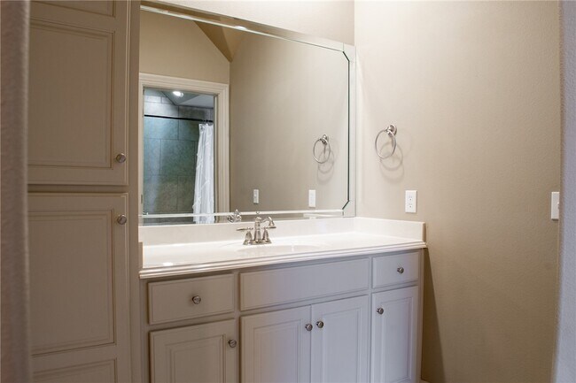 Building Photo - 5106 S Sloan Cir
