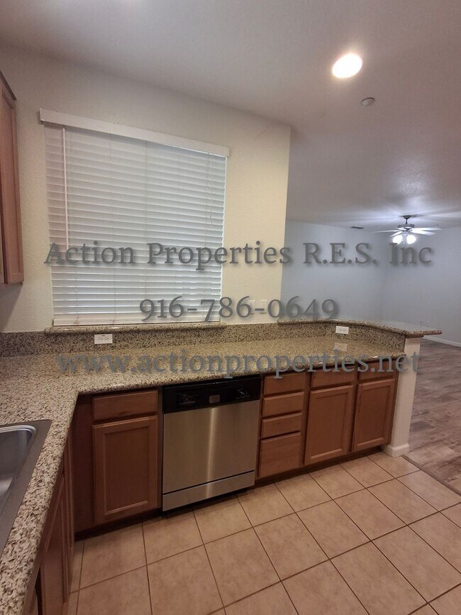 Building Photo - Stunning Townhome.  - 2 Stories - 3 Bed, 2.5 Bath, 2 Car Garage - Nearby Trails!