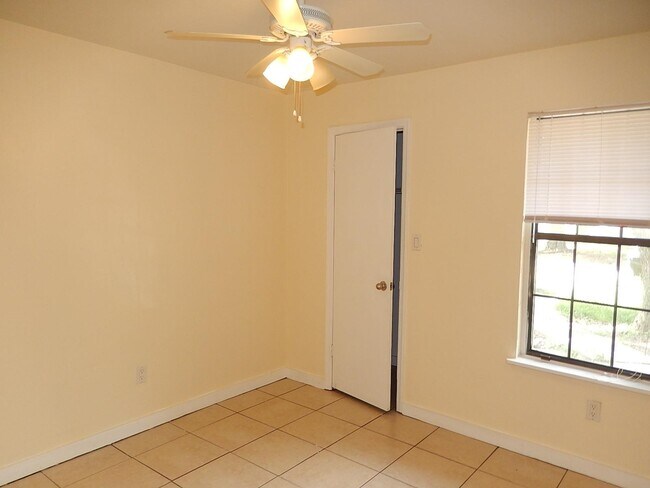 Building Photo - 3200 Nekoma Ln