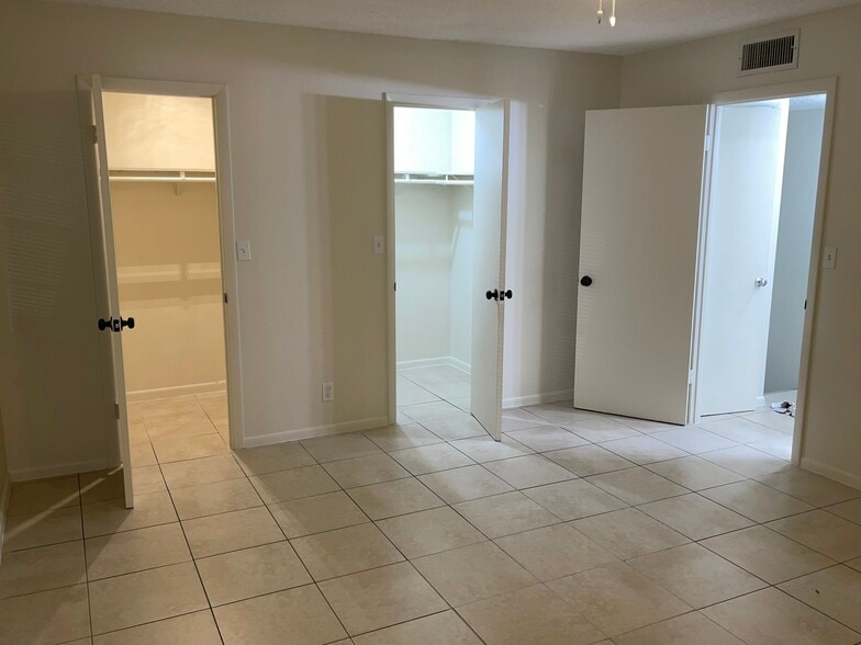 Building Photo - 5953 NW 25th Ct