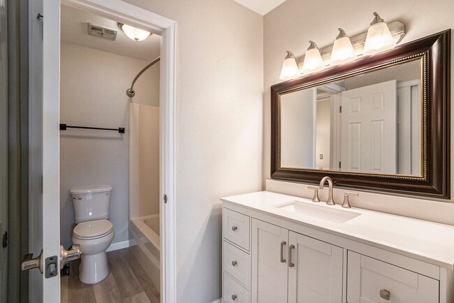 Building Photo - Spacious End Unit in Thornton