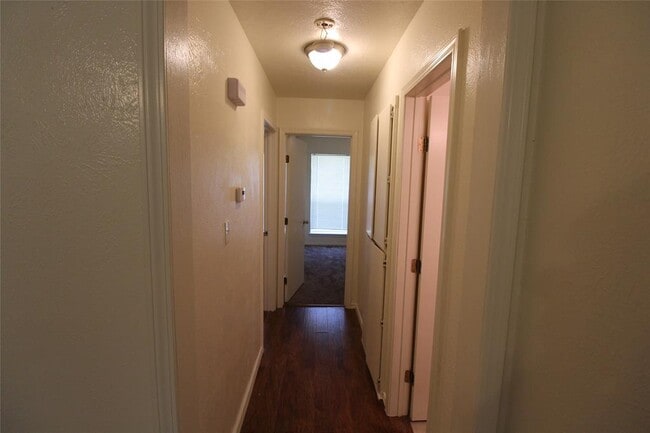 Building Photo - 211 Skylark Ct