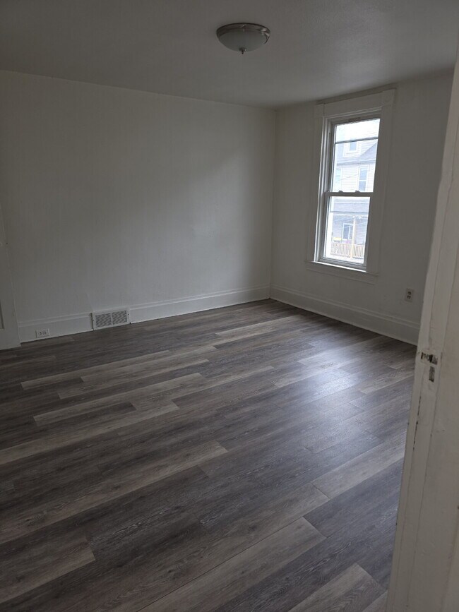 Building Photo - Large 4 Bedroom 2 Bath in Mt. Washington