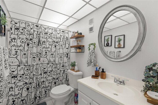 Building Photo - 10000 NW 80th Ct