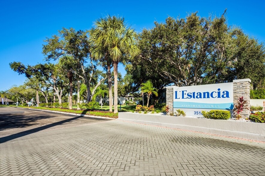 Building Photo - L'Estancia Apartment Homes