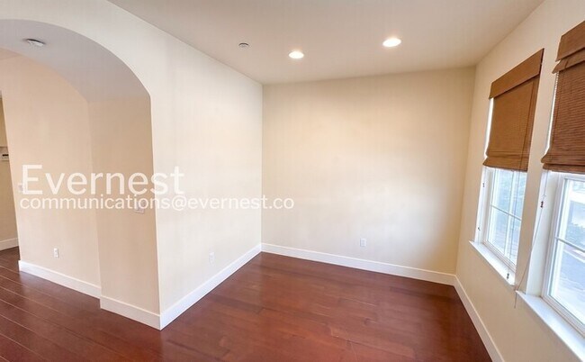 Building Photo - 3-Bed/3.5-Bath Townhome/ Available Now!