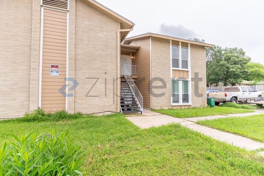 Building Photo - Unit D