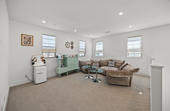 Building Photo - 135 Oakstone