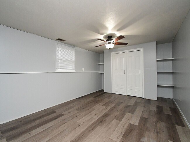 Building Photo - Spacious Living