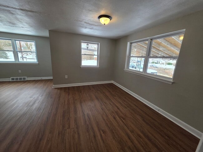 Building Photo - 8 W Chestnut Hill Rd